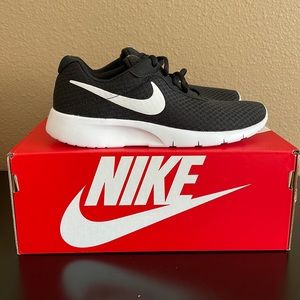 Boys Nike Tanjun shoes .. size 5.5y